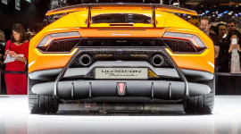 7 BÍ MẬT cần khám phá trên Lamborghini Huracan Performante