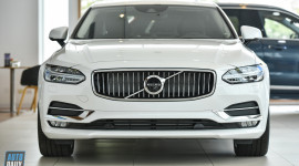 "Hàng nóng" Volvo S90 2020 giá 2,15 tỷ đồng - Phả hơi nóng Mẹc và Bim