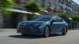 Chi tiết Toyota Camry 2025: Thiết kế bắt mắt hơn, chỉ chạy hybrid