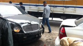 Siêu xe Bentley gây tai nạn trên đường Bắc Thăng Long