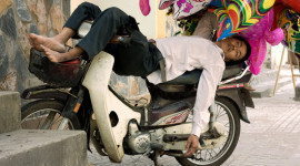 Những kiểu ngủ trên xe máy “made in Việt Nam”