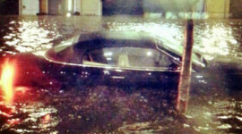 Lũ lụt "nuốt" xe sang Bentley