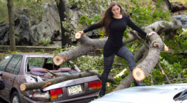 Mẫu Playboy chụp ảnh với xe nát trong siêu bão Sandy