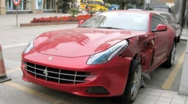 Ferrari FF gặp nạn tại Trung Quốc