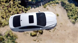 Xem cảnh Ford Fusion bay như trong phim hành động