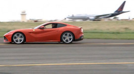 Ferrari F12 Berlinetta đua si&ecirc;u tốc với Airbus A320