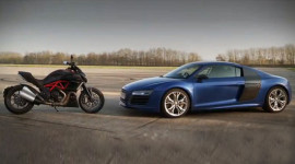 Si&ecirc;u m&ocirc;-t&ocirc; Ducati Diavel đua với si&ecirc;u xe Audi R8 V10 Plus