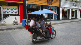 Tránh nắng, người Trung Quốc “chế” xe máy độc