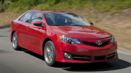 Tháng 10: Toyota Camry vẫn là “vua” sedan hạng trung