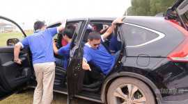 "Nhét” 16 người Việt vào 1 chiếc Honda CR-V