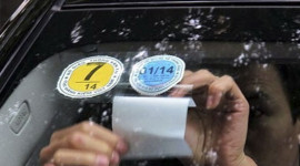 Ôtô bị dán thêm tem: Chủ xe than lãng phí