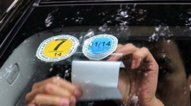 Ô tô tại Việt Nam sẽ phải dán tem thứ 3 ở kính lái