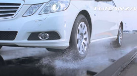 Giải pháp nào giữ an toàn cho xe khi đi trên đường trơn ướt?