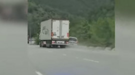 Video: Xe con ‘cà khịa’ với xe tải và cái kết hú hồn