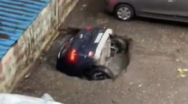 Video: Hyundai Venue bị hố tử thần nuốt chửng, biến mất trong vài giây
