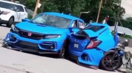 Honda Civic bị cắt làm đôi sau vụ tại nạn, tài xế may mắn thoát chết