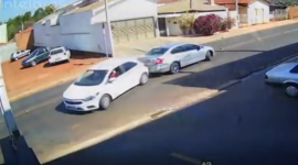 Video: Cùng lùi xe rất nhịp nhàng, hai ô tô húc đuôi nhau giữa đường