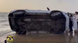 Video: Toyota Fortuner lật ngửa bụng vì cố gắng drift trên bãi biển