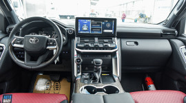 Ảnh chi tiết Toyota Land Cruiser VXR 2022 nội thất đen đỏ thể thao