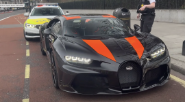 Bugatti Chiron Super Sport 300+ 4 triệu USD bị phạt vì không gắn biển số trước