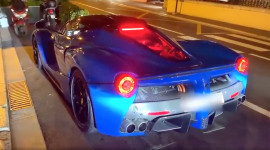 Video: Nhân viên phục vụ cầm lái siêu xe Ferrari LaFerrari của khách đâm vào loạt xe máy