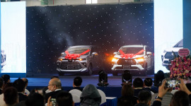 Bộ đôi Toyota Veloz Cross và Avanza Premio lắp ráp trong nước chính thức xuất xưởng
