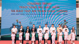 Honda Việt Nam tặng mũ bảo hiểm cho học sinh lớp Một, lớp Hai tại Cần Thơ