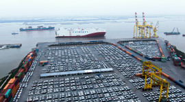 Ảnh “NÓNG” 1.800 xe VinFast VF 8 tập kết tại cảng, sẵn sàng sang Mỹ và Canada