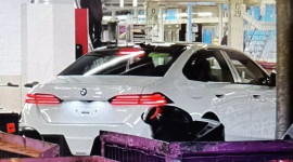 BMW 5-Series 2024 lộ diện không che chắn trước ngày ra mắt