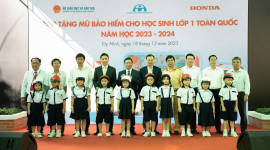 Honda Việt Nam tặng mũ bảo hiểm cho học sinh lớp Một khu vực phía Nam