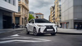 Lexus UX 2025 nhận được hệ truyền động hybrid mạnh mẽ hơn