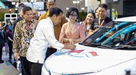 Tổng thống Indonesia tham quan v&agrave; k&yacute; tặng l&ecirc;n mẫu xe VinFast VF 5