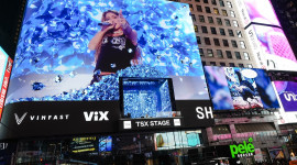VinFast chơi lớn: Trưng b&agrave;y mẫu VF 9 tại buổi biểu diễn của ca sĩ Shakira tại Quảng trường Thời đại (Mỹ)