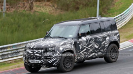 Land Rover Defender OCTA 2025 sẽ trang bị động cơ V8 của BMW