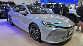 Soi thực tế Toyota Camry Hybrid 2025 tại Triển l&atilde;m &Ocirc; t&ocirc; Bắc Kinh 2024