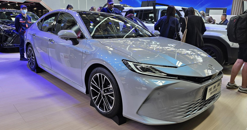 Soi thực tế Toyota Camry Hybrid 2025 tại Triển l&atilde;m &Ocirc; t&ocirc; Bắc Kinh 2024