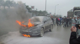 Xe Lexus cháy rụi khi đang chạy trên đường