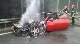 “Bà hỏa” thiêu rụi siêu xe Ferrari FF   