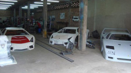 Tham quan xưởng nhái siêu xe Ferrari và Lamborghini