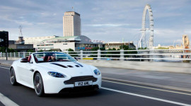 Vẻ hấp dẫn của Aston Martin V12 Vantage Roadster 2013