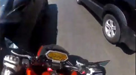 Video: Đối đầu BMW X5, Kawasaki Z1000 suýt tan xác