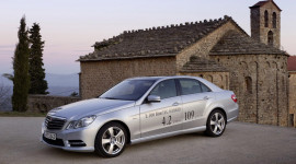 Xe sang Mercedes-Benz E-Class chỉ "ngốn" 4,2 lít/100km