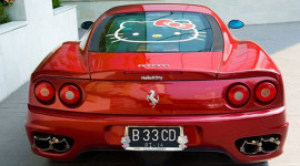 Ferrari 360 mang phong cách Hello Kitty