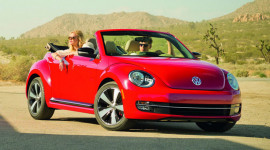 Volkswagen Beetle mui trần 2013 có giá từ 27.600 USD