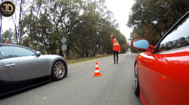 Bugatti Veyron và Ferrari F430 "vờn" nhau trên đường hẹp