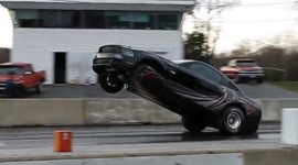 Video: Ford Mustang Cobra Jet &quot;bốc đầu&quot; v&agrave; gặp nạn   
