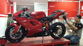 Mô tô “hàng hiệu” Ducati 848 EVO 2013 đầu tiên về Hà Nội