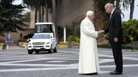 Đức giáo hoàng đi xe gì?