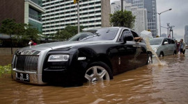 “Tát nước” trong khoang Rolls-Royce Ghost triệu đô