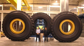 Lốp xe “khủng” nhất nhất thế giới nặng tới 6 tấn